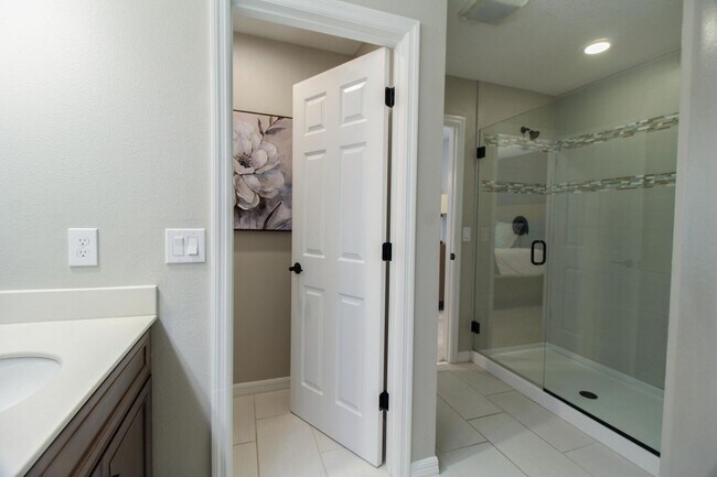 Building Photo - For Rent – Modern 3-Bedroom Townhome - Ava...