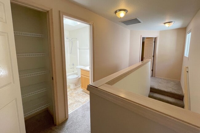 Building Photo - Fantastic Kenton Home with Central A/C, Wa...