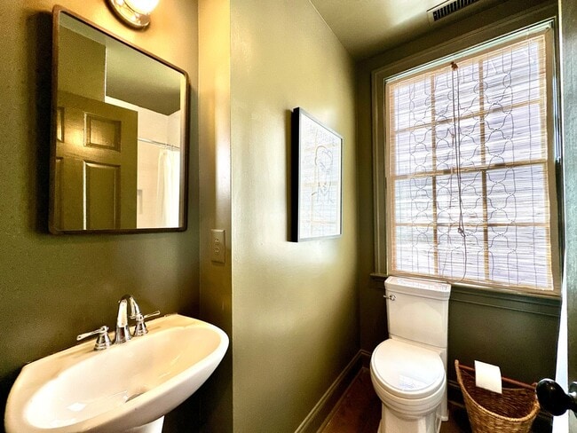 Building Photo - 3 Bedroom 2.5 Bath House in the hip Elliot...