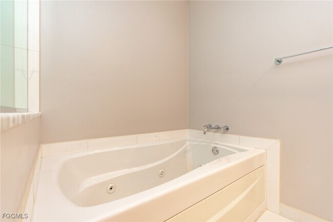 Building Photo - 3000 Oasis Grand Blvd