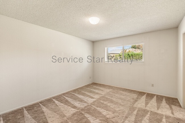 Building Photo - 4938 E Earll Dr