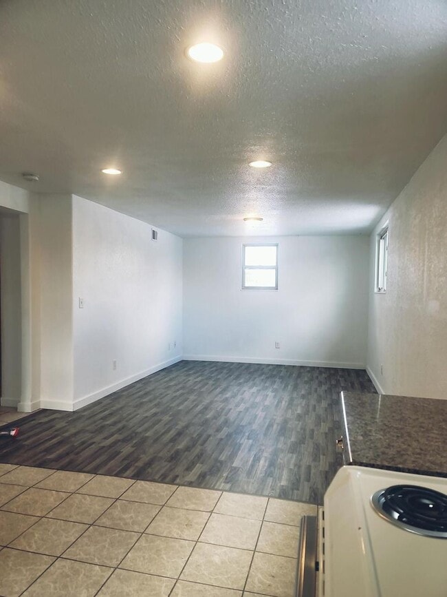 Building Photo - 306 S Main Ave