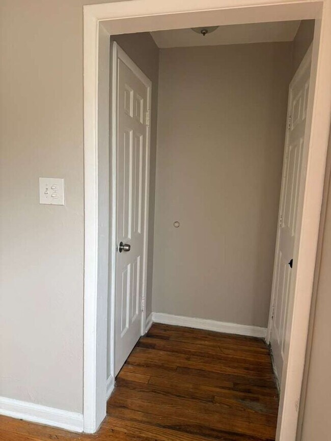 Building Photo - Beautiful updated townhome