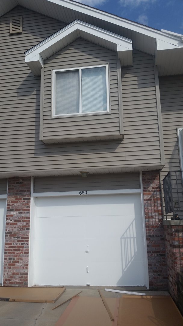 Building Photo - Spacious Duplex with Gas Fireplace and Fin...