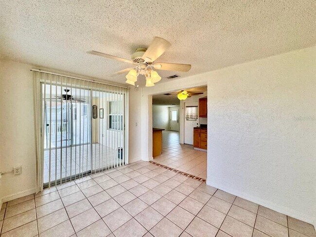Building Photo - 3131 Roxbury Dr