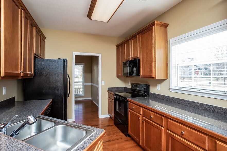 Building Photo - 50 Cottage Ln