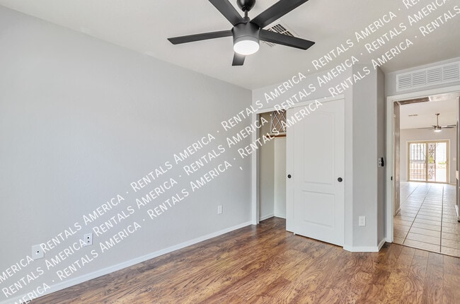 Building Photo - 2042 E Calle Arroyo Lindo