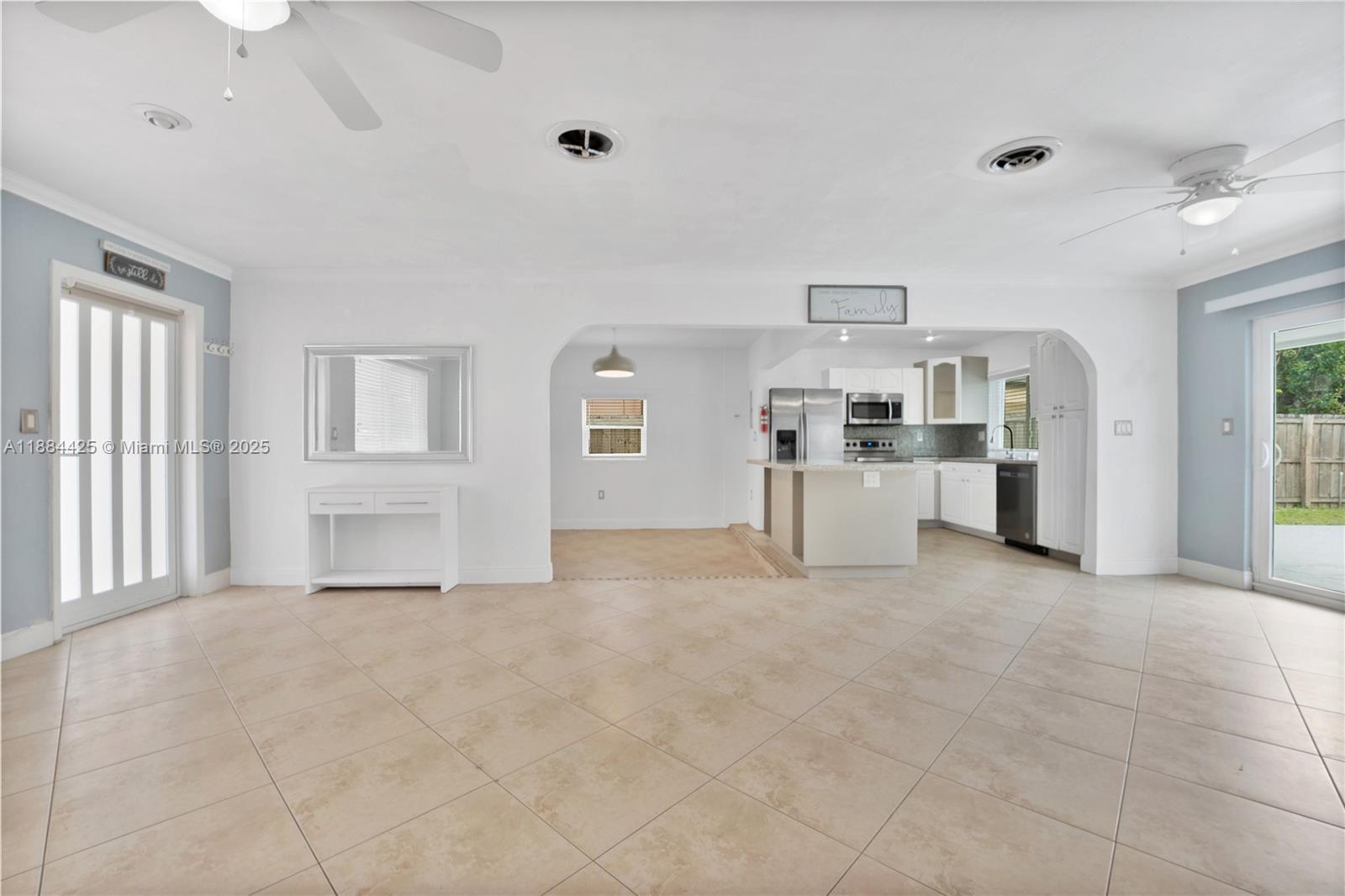 Building Photo - 2441 Tarpon Dr