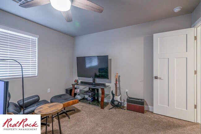 Building Photo - Beautiful townhome in desirable neighborho...