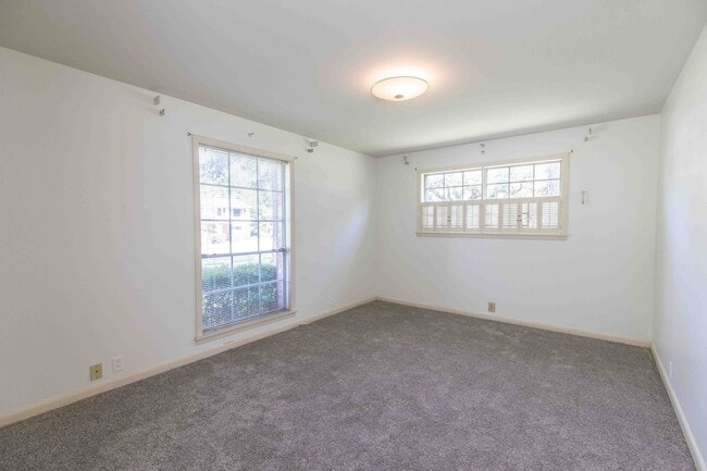 Building Photo - Charming 2 bedroom/2 bathroom Downstairs Unit