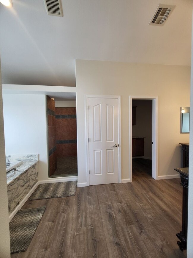 Building Photo - GOLDEN SPRINGS RANCH U8 - W. Betty Avenue