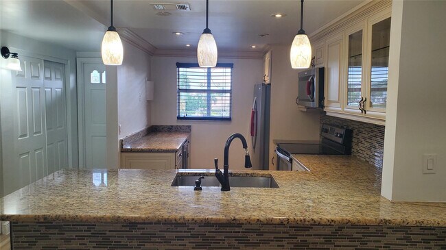 Building Photo - 10110 Boca Entrada Blvd