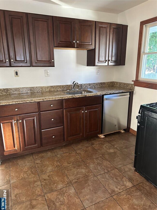 Building Photo - 679 Midwood Rd