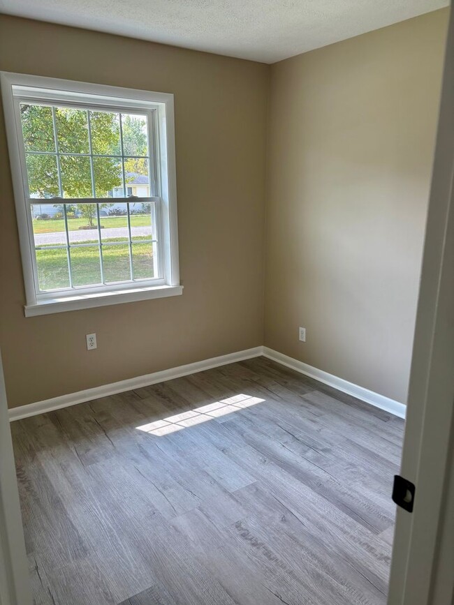 Building Photo - 3 bed 1 bath house in Charlestown for rent