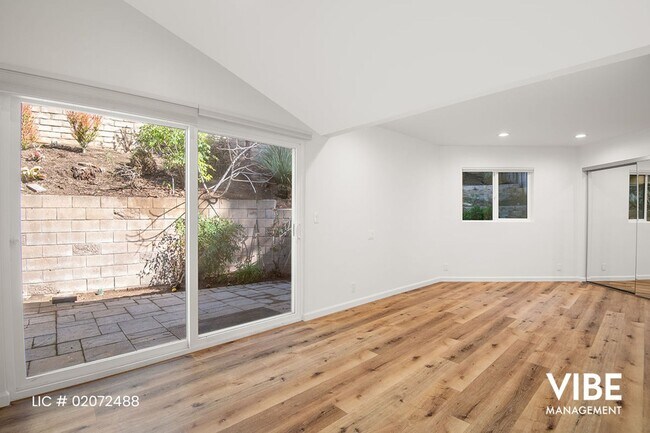 Building Photo - WESTLAKE HILLS- 5 BEDROOMS on a Quiet Street. Walk to everything!!!