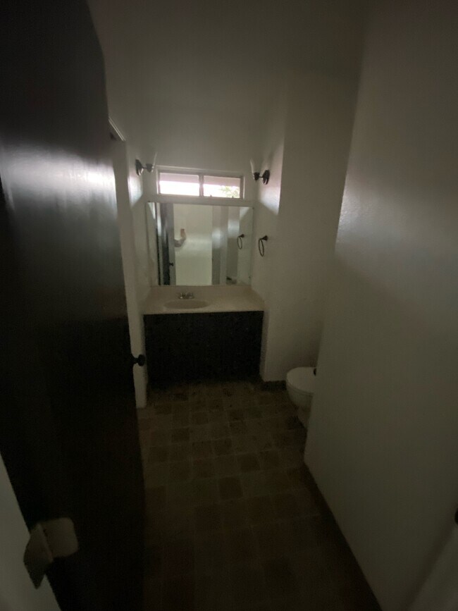 Building Photo - 1034 Kaweah St