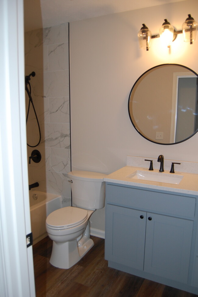 1st bathroom - 3075 Chartwell Ct