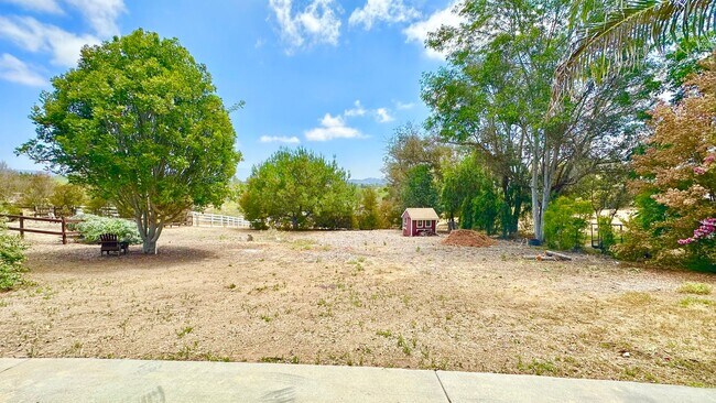 Building Photo - Amazing Location & Sprawling Country Livin...
