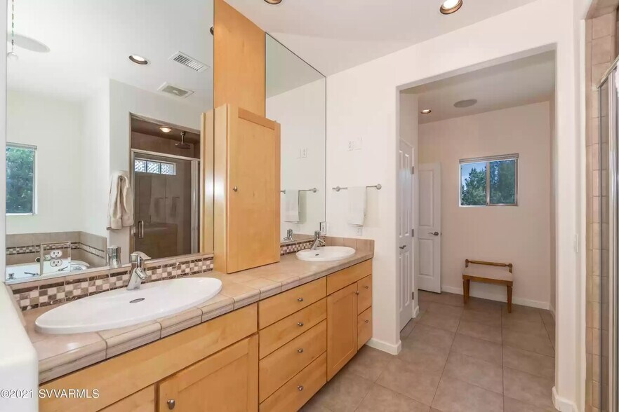 Upscale shower , Tub & dual sinks - 185 Arroyo Pinon Dr