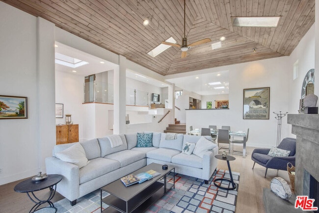 Building Photo - 1312 Shoreline Dr