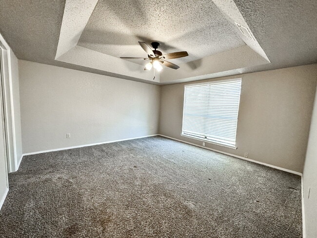 Building Photo - Updated 2-Story Duplex!