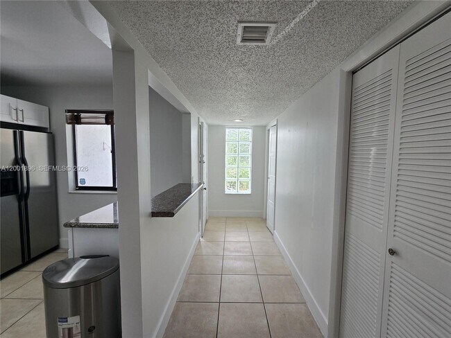Building Photo - 310 Racquet Club Rd
