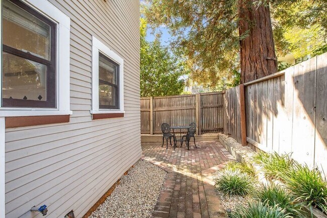 Building Photo - 332 Waverley St