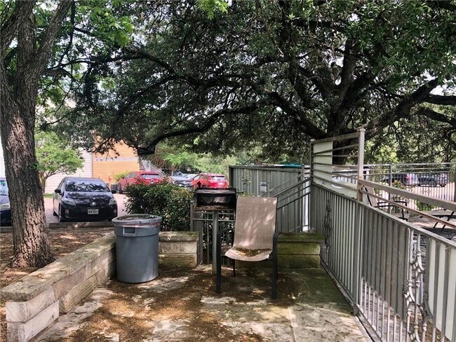 Building Photo - 3204 Menchaca Rd