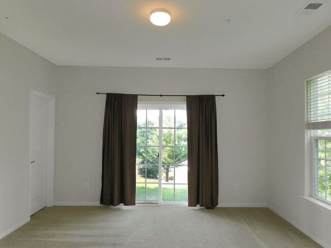 Building Photo - Pet Friendly 3 level End Unit Town Home wi...