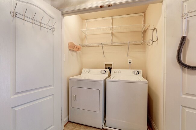 Building Photo - 3 Bed 3.5 Bath - Silver Spring Townhouse -...