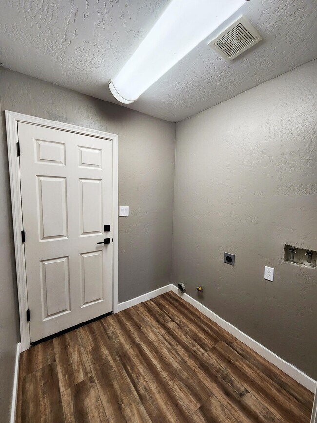 Building Photo - 8608 Hoodsport Ave