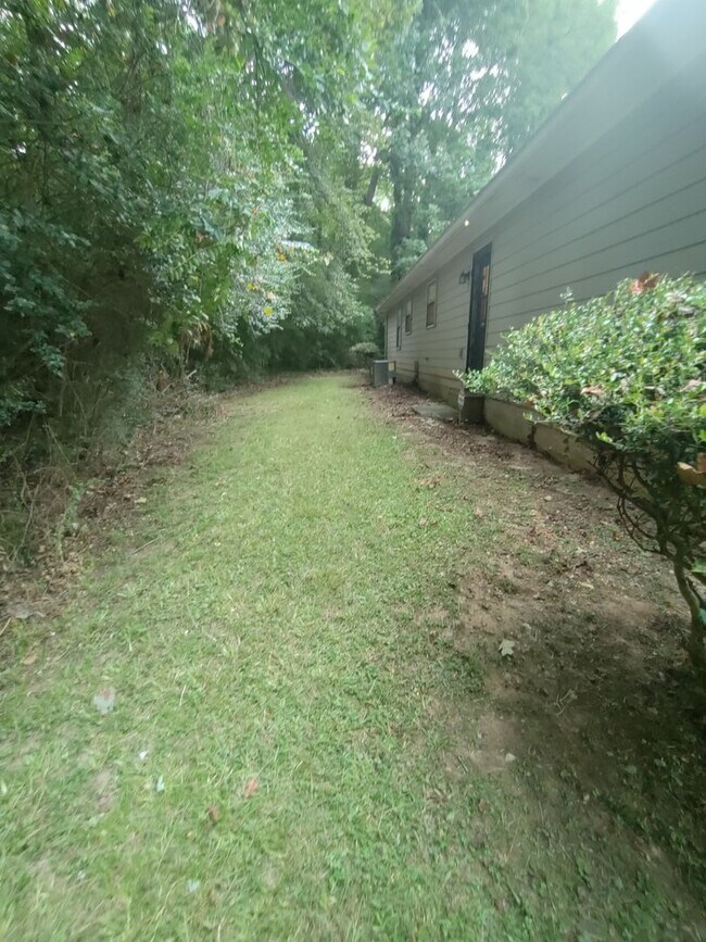 Building Photo - Move In Ready 3 Bedroom/2 Bathroom For Rent In Convenient Stone Mountain Subdivision!