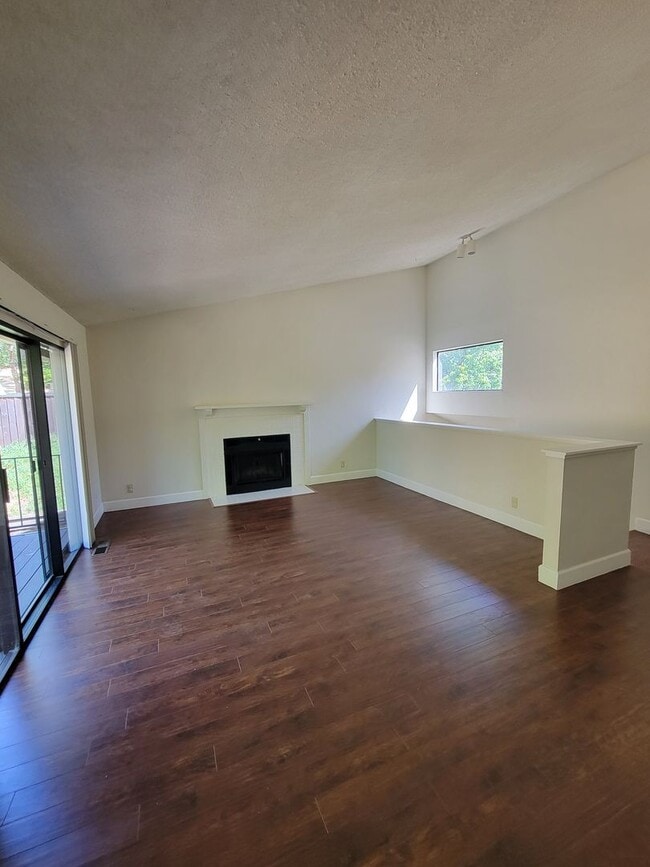 Building Photo - 3-bedroom 2 bath Townhouse in Sun Rise Ridge