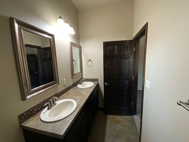 Building Photo - 3 Bedroom Custom Single Story Home Availab...