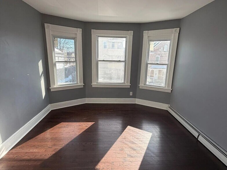 Building Photo - 479 Putnam St