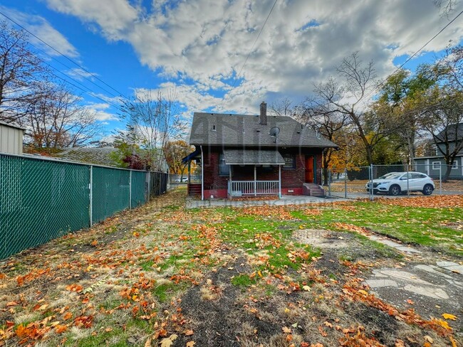 Building Photo - 1203 E Mission Ave