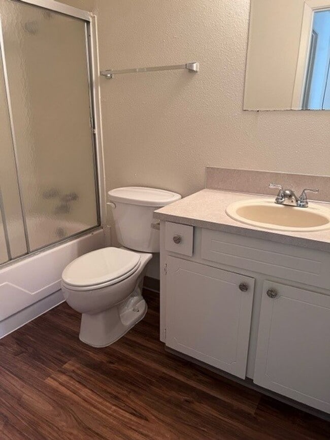 Building Photo - FREE RENT! 2x1 Townhome on Miller St S