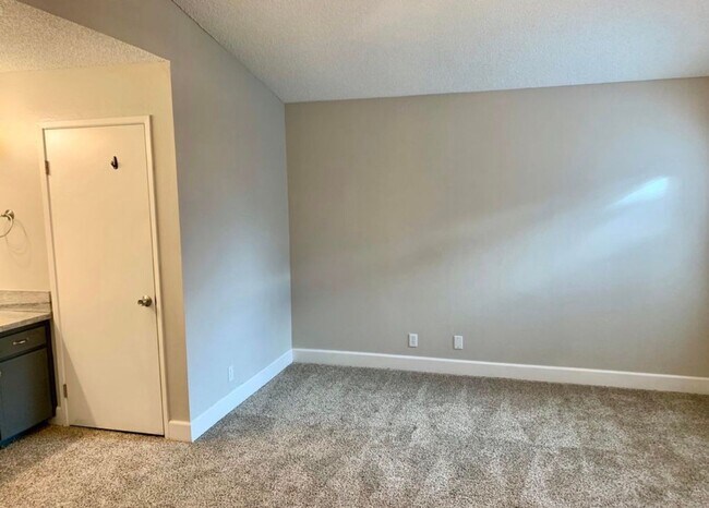 Building Photo - For Rent. Beautiful 3Bedroom, 2 Bathroom Home in Northeast Visalia