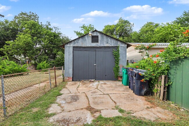 Building Photo - 537 SW 45th St