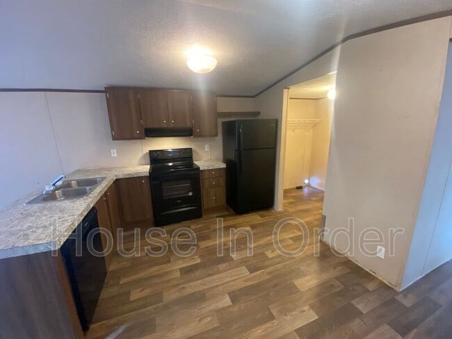 Building Photo - 124 Shamrock Park Dr