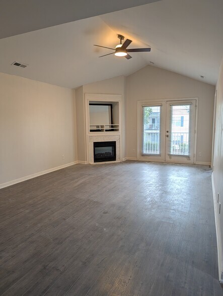 Cathedral ceiling living room - 5004 Hunters Trail