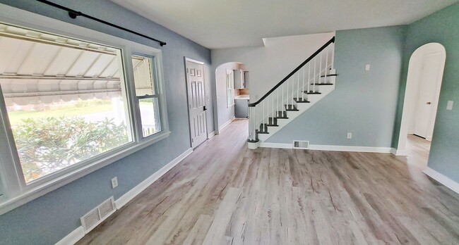 Building Photo - 4 Bed / 2 Bath Single Family Home