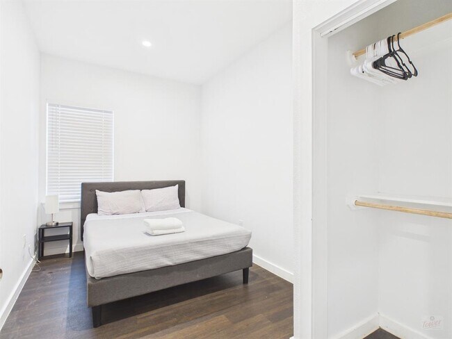 Building Photo - 1010 W 26th St