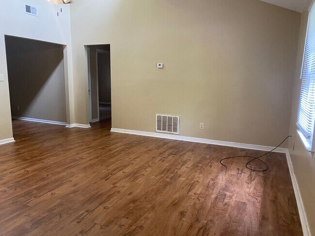 Building Photo - Cozy 2/1 off of Tallassee