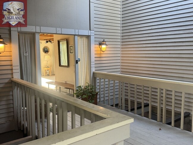 Building Photo - Amazing Furnished 4 bedroom home