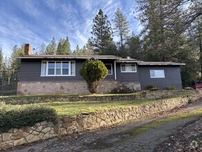 Building Photo - Remodeled home 5 minute walk from Marshall...