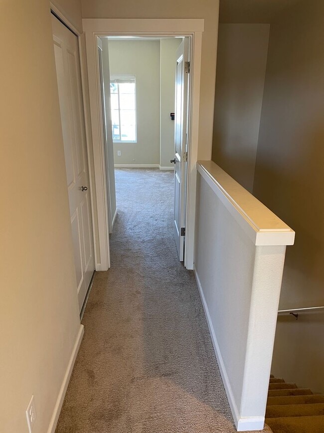 Building Photo - Bethany Townhouse