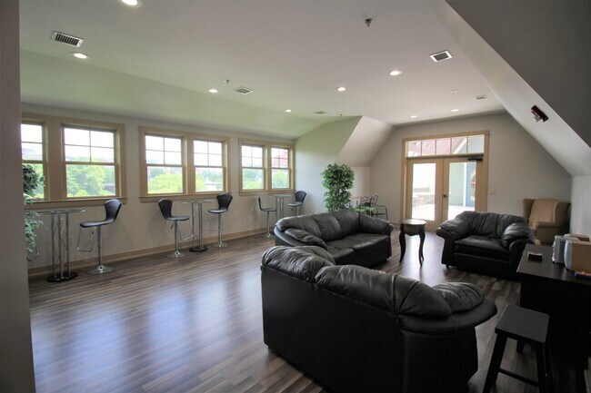 Building Photo - Downtown - Modern Condo minutes from the c...