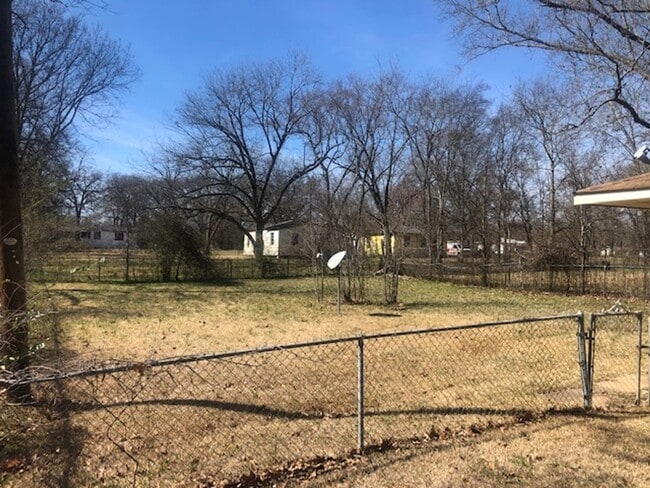 Building Photo - Large 4 bed home with 2 Car Garage