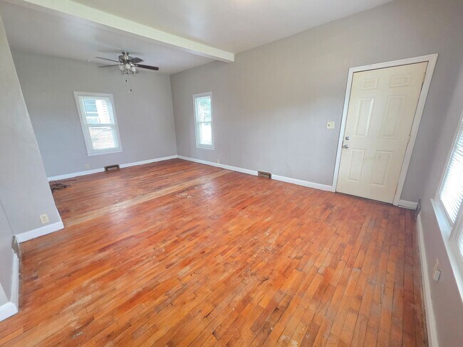 Building Photo - 3 Bed 1 Bath Single Family Home in Wiscons...